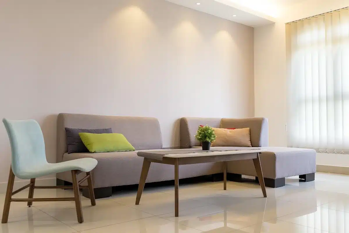 Modulaire fauteuil en salontafel in een neutrale showroom
