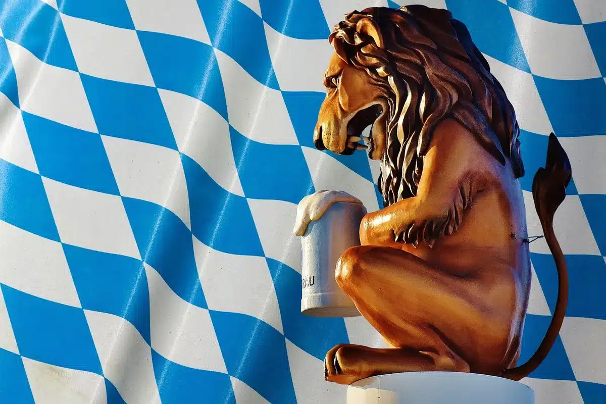 Binnenzicht van een traditionele bierhal met houten balken en lange tafels