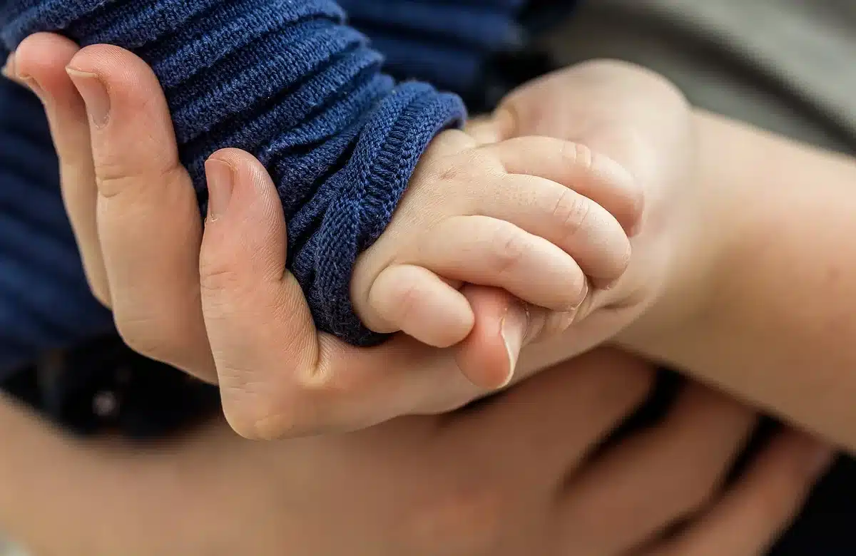 Nahaufnahme von Händen, ein Finger ohne Ehering