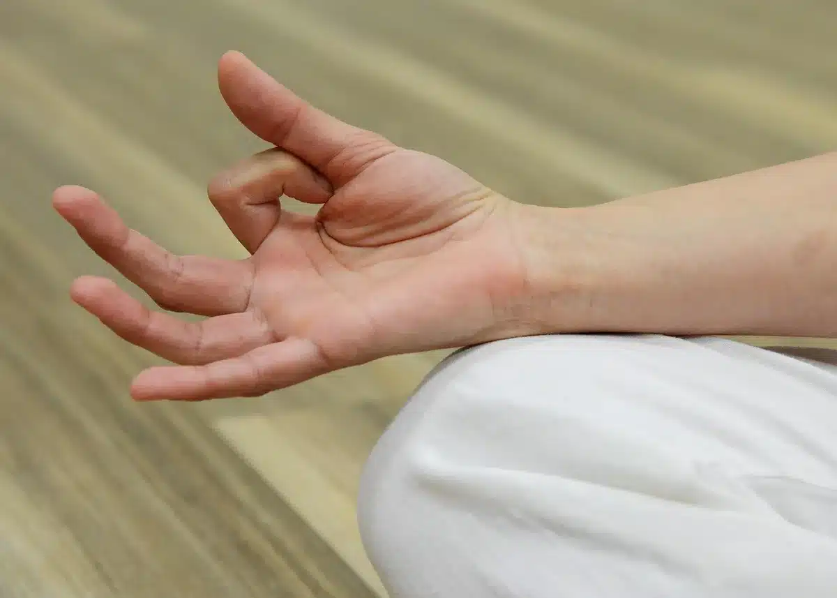Arzt hält Hand und misst geschwollenen Finger
