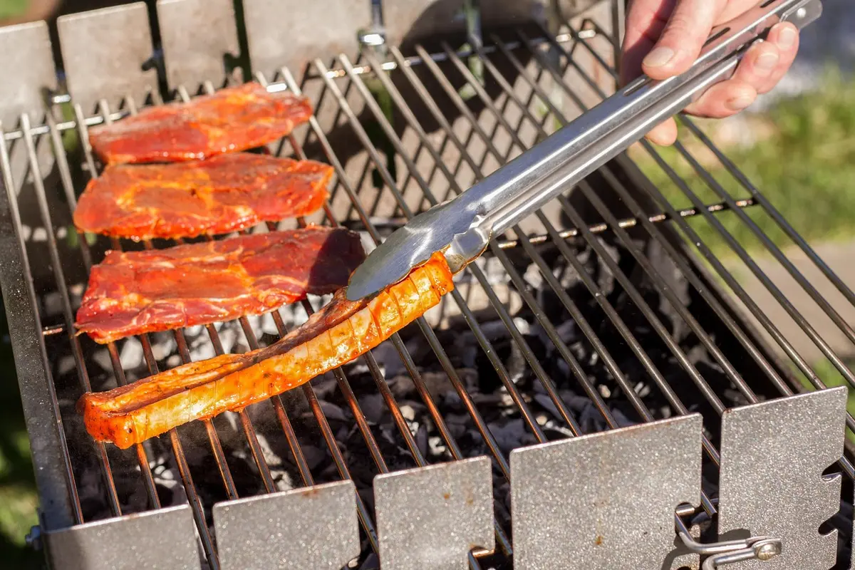 Maiskolben auf dem Grill mit Röstspuren