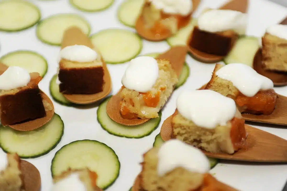 Verschiedene Toppings wie Feta, Kräuter und Limette für Maiskolben