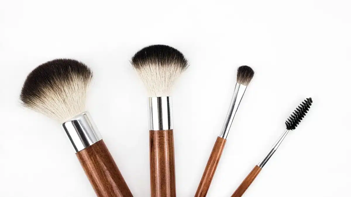 Geschminkte Augen mit spitz nach außen gezogenem Smokey Eye