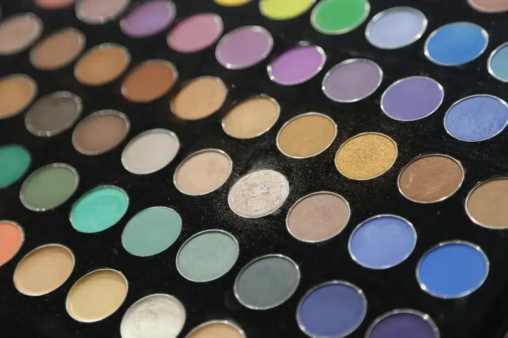 Backstage-Dressingroom mit Make-up-Paletten und Spiegel vor sanft beleuchtetem Spiegel