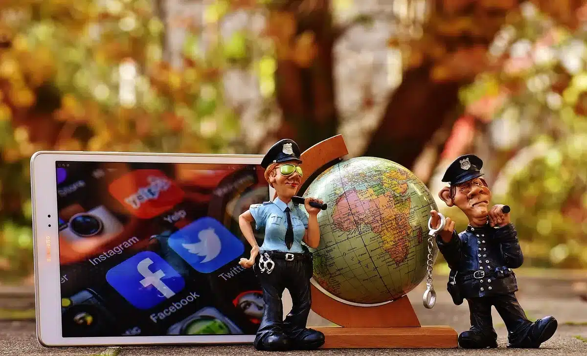 Menselijke menigte met smartphones en protestborden, reacties en debat