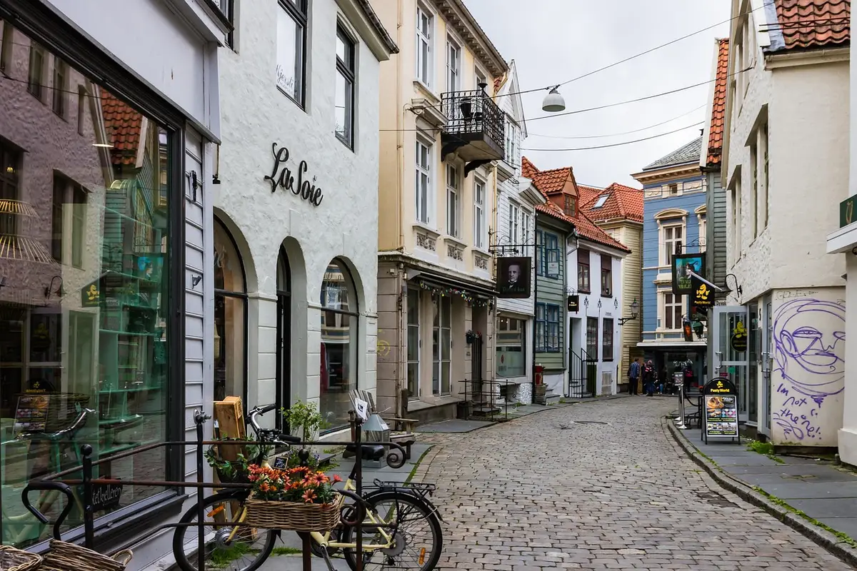 Dorpsplein met winkels waar de glijbaan staat opgesteld