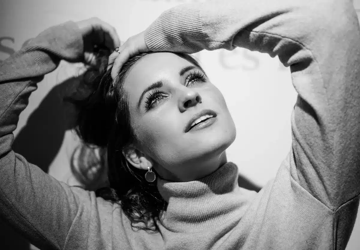 Silhouette einer Frau im Retro-Pin-up-Stil mit betontem Make-up