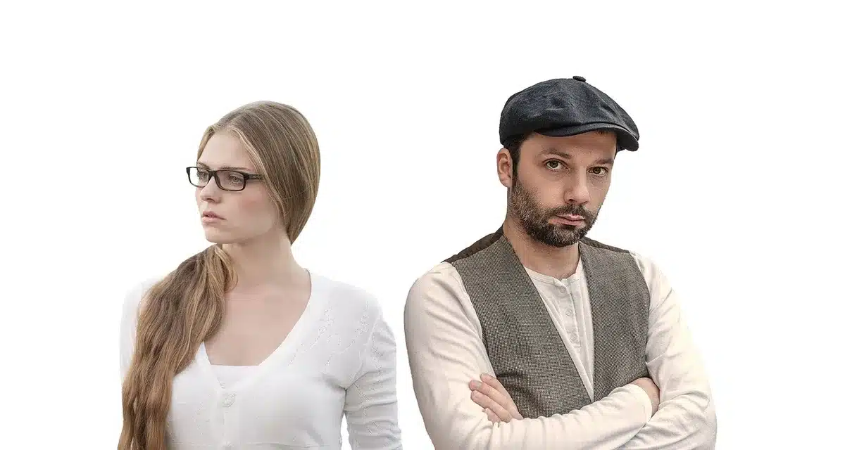 Paar in Diskussion, eine Person spricht intensiv während die andere abgewandt wirkt