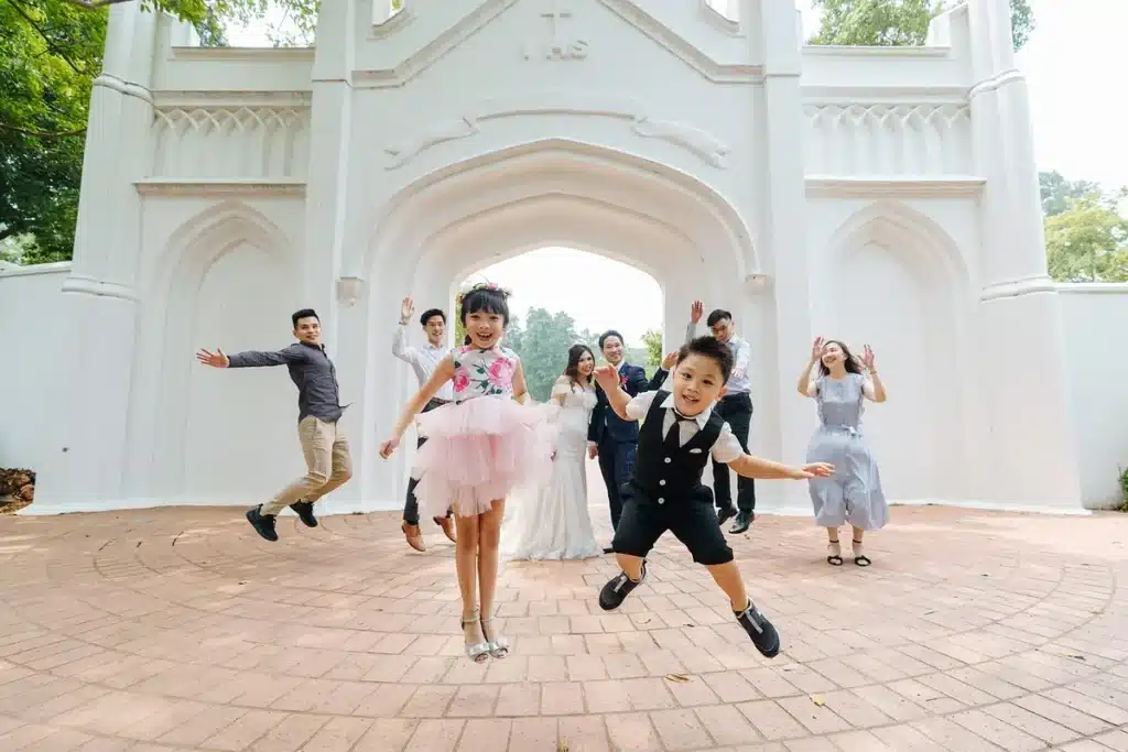 Paar sitzt sich beim Hochzeitsplanen gegenüber, zwischen ihnen Unterlagen und Budgetpapiere, angespannte Körpersprache