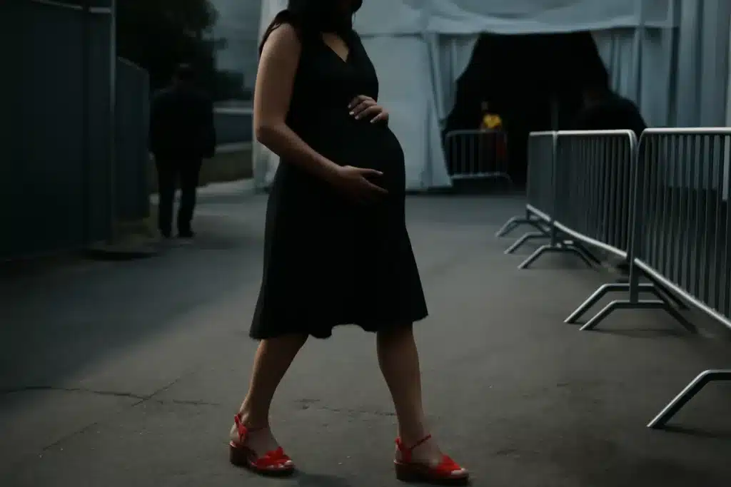 Schwangerschaftsmode der Schauspielerin begeistert Fans: Glamour trotz Babybauch