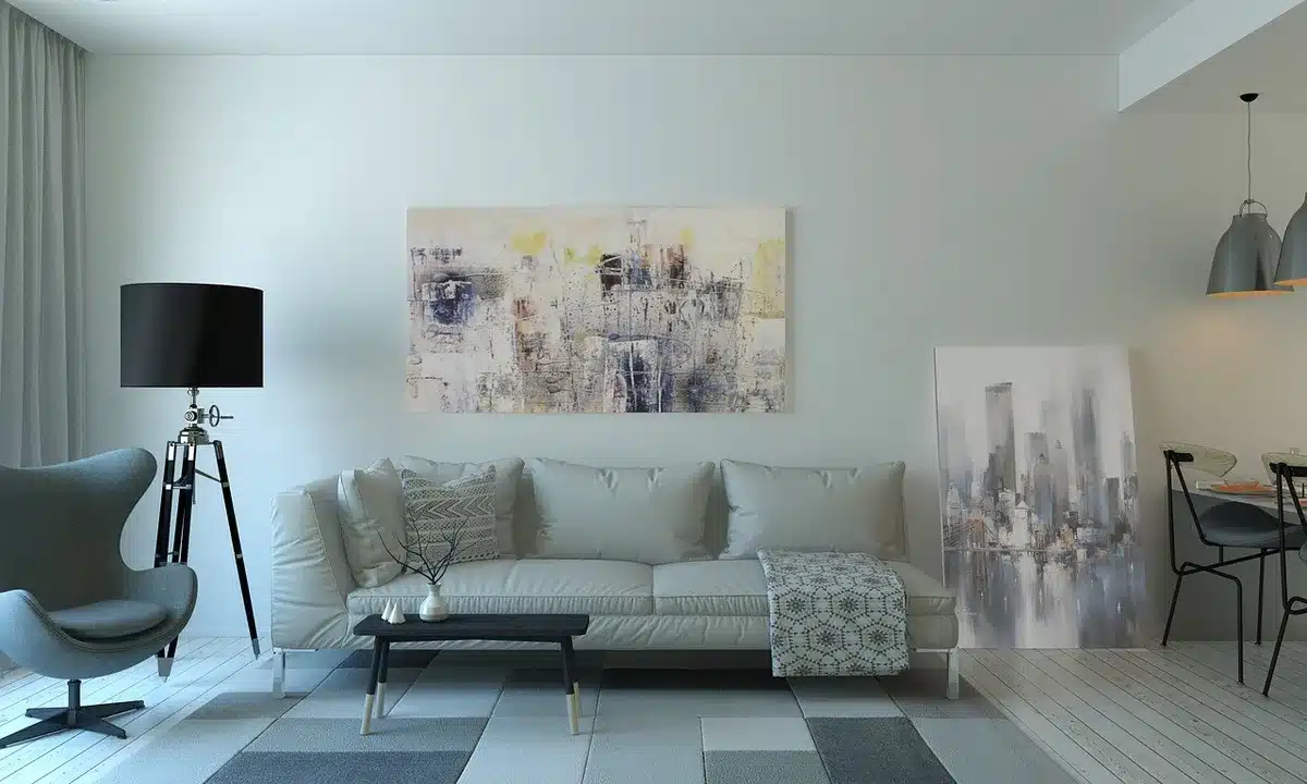 Paar bei Gespräch auf Sofa mit entspannter Körpersprache, symbolisiert Beratung und Neubeginn