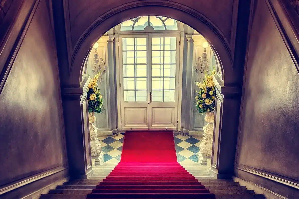 Ein elegantes Outfit auf einem Gala-Event oder roten Teppich mit formaler Kleidung