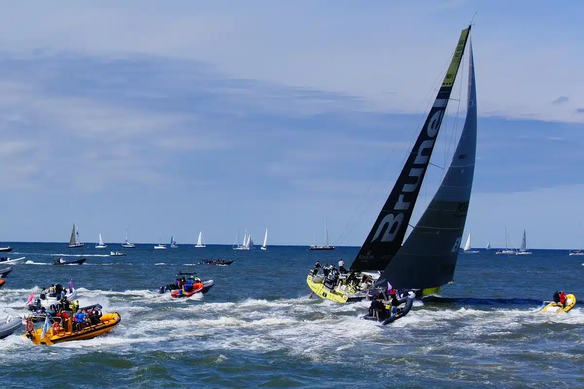 Regattabaan bij bewolkt weer met lege tribunes