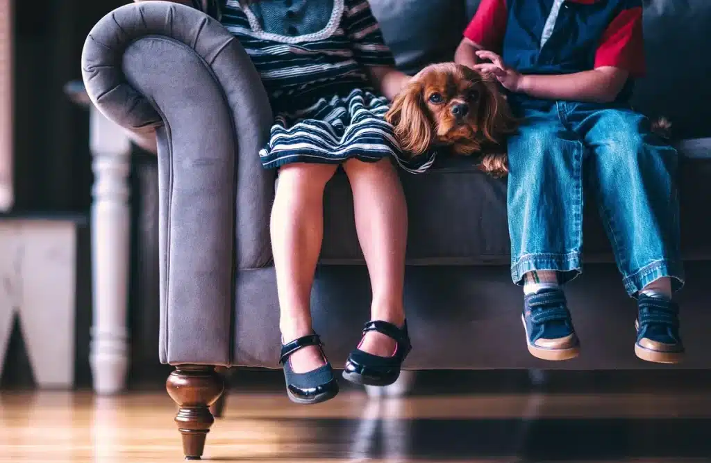 Silhouettiertes Paar sitzt distanziert im Wohnzimmer, Hände voneinander weggedreht
