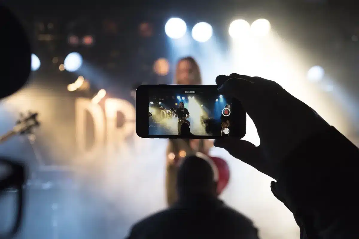 Vrienden in een concertzaal die samen zingen en herinneringen delen