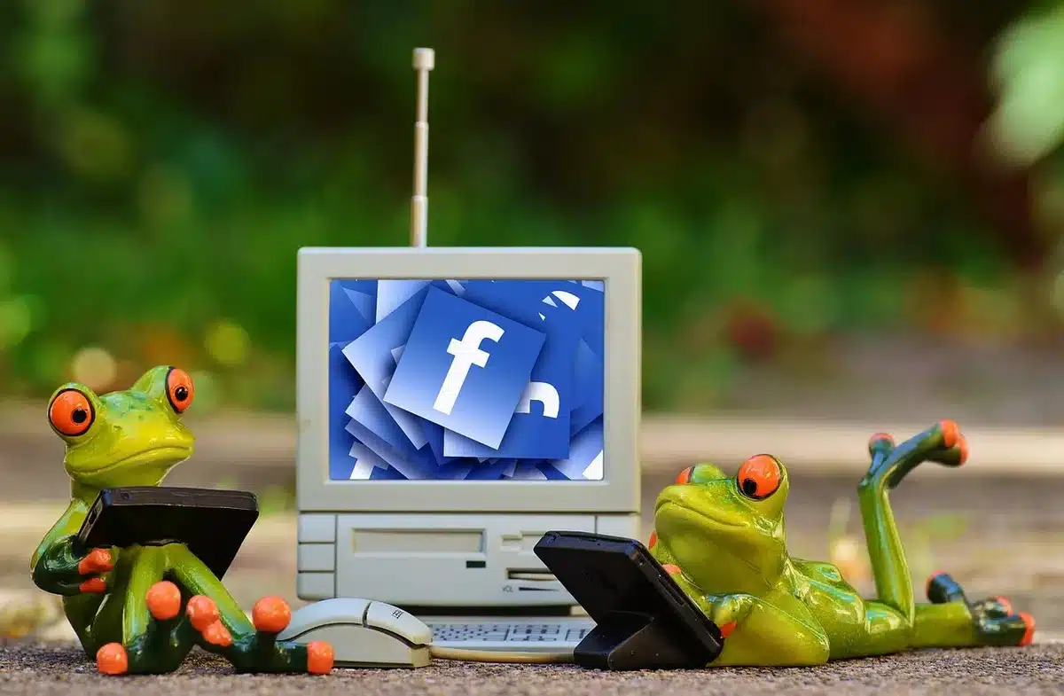 Hand met smartphone filmt een unboxing van speelgoed voor sociale media
