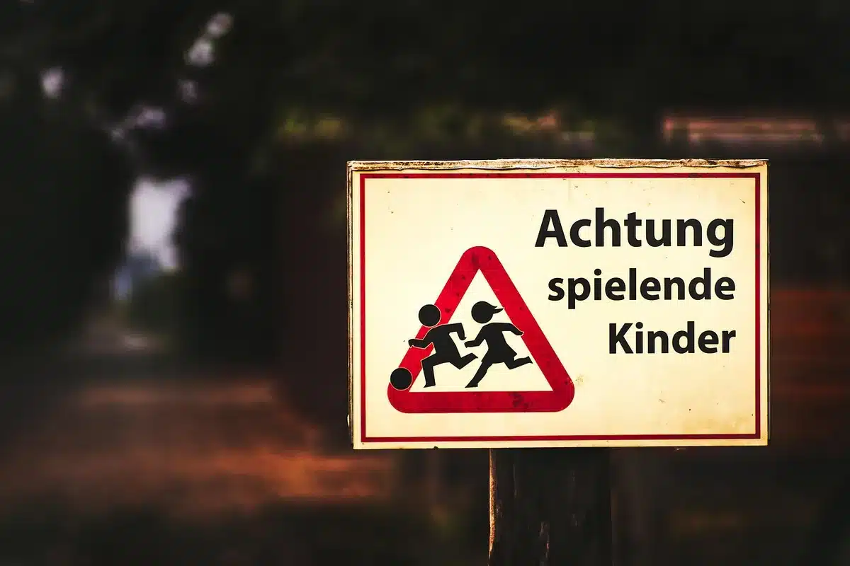 Paar sitzt mit Abstand zueinander, bedrückte Atmosphäre