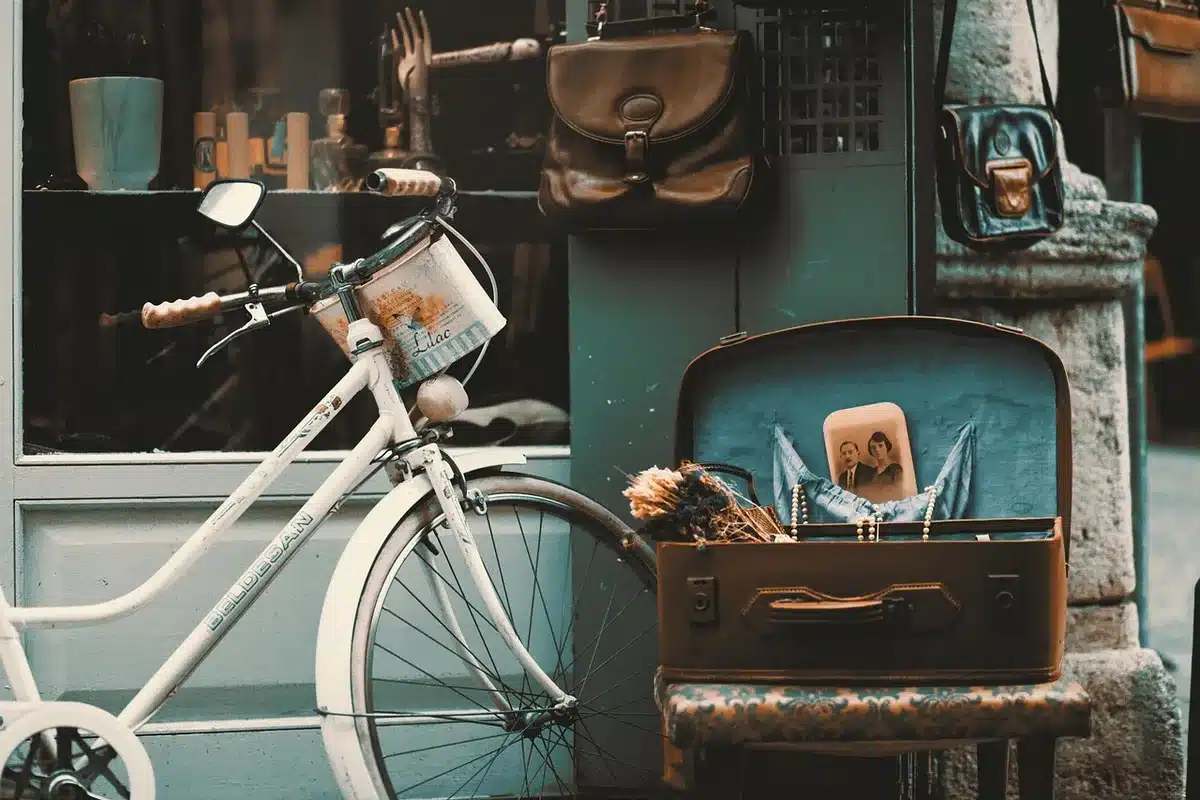 Plakate und Screenshots alter Comedy‑Serien auf einem Bildschirm