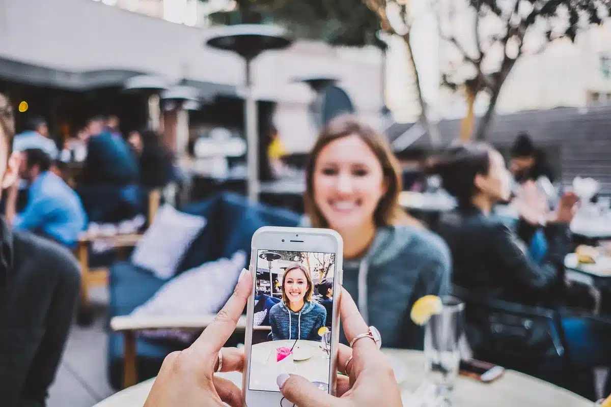 Smartphone met sociale-mediacommentaren en emotie-iconen