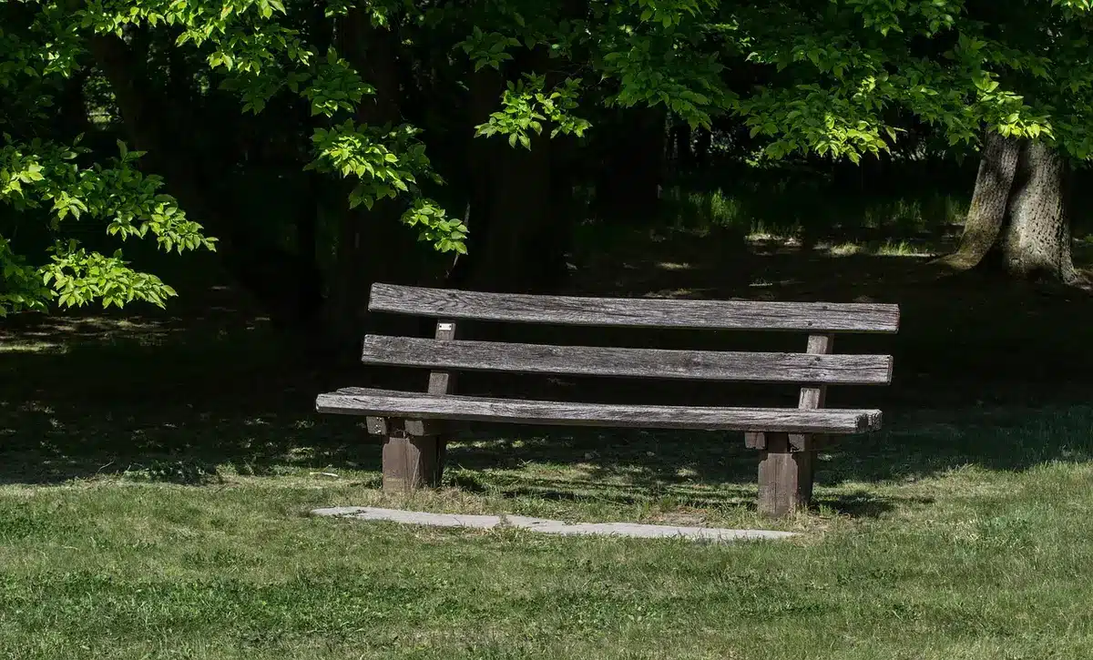 Leere Parkbank bei Dämmerung als Symbol für zurückbleibende Erinnerungen