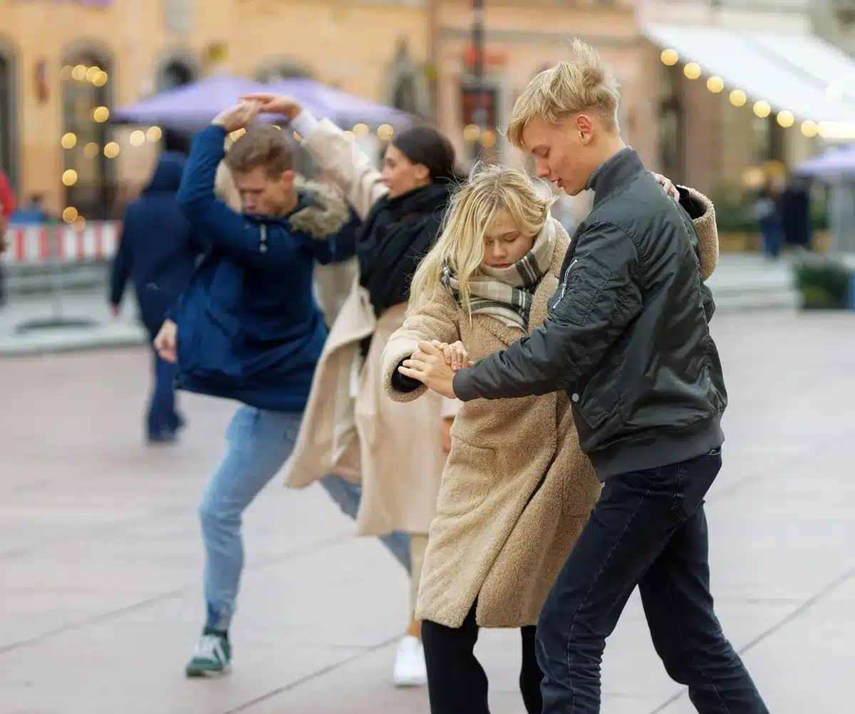 Anonyme junge Royals bei einem öffentlichen Auftritt in modernen Outfits