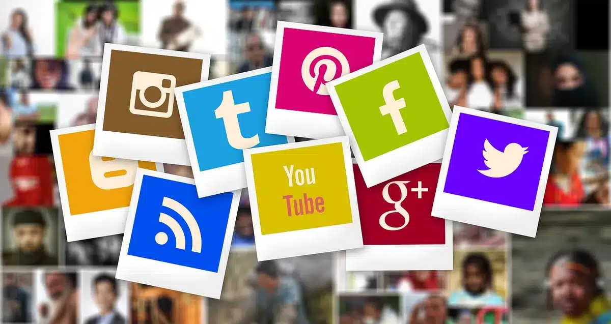 Smartphone mit Instagram-Kommentaren auf dem Bildschirm