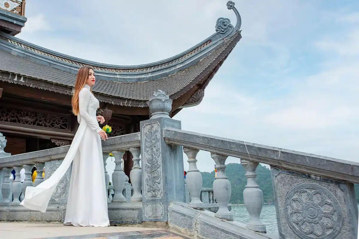 Atelier mit Brautkleid und Maßband bei Änderungsarbeiten