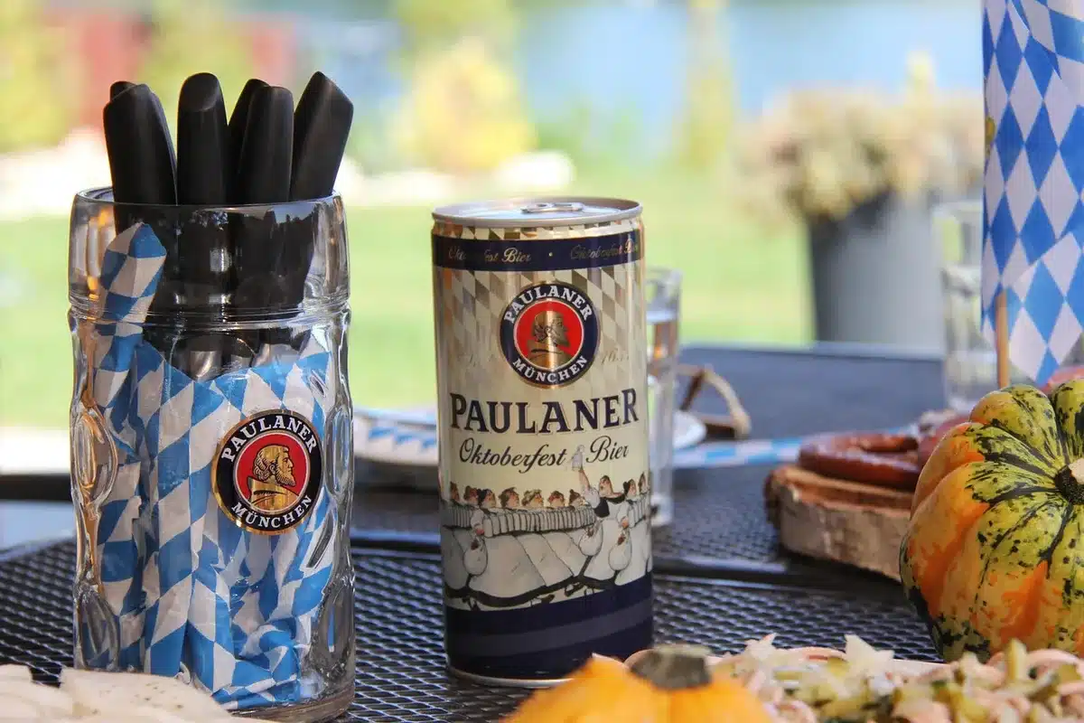 Grote bierpul op tafel in een volle festivaltent, sfeer van durf en loslating
