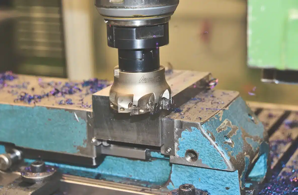 Een traditioneel handgemaakt mes en ambachtelijk gereedschap op een werkbank