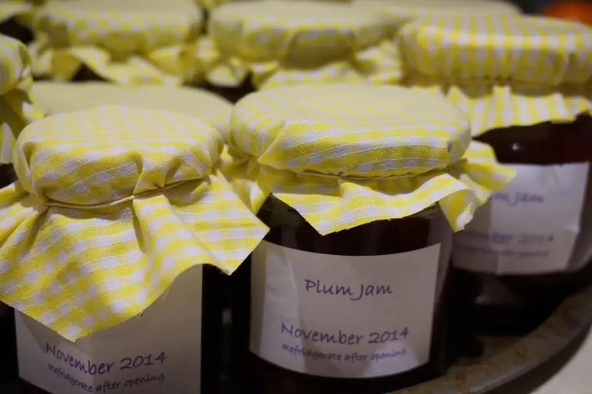 Kleine glazen flesjes en potten met huisgemaakte dressing in een kloosterwinkel