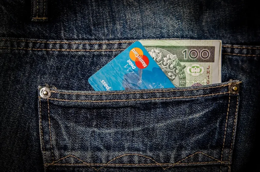 Zwei anonymisierte Kinder in abgestimmten Jeans auf einer Stadtstraße