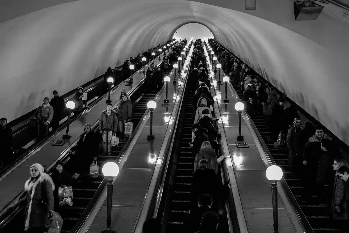 Überfüllter Flughafen mit Reisenden und Rollkoffern