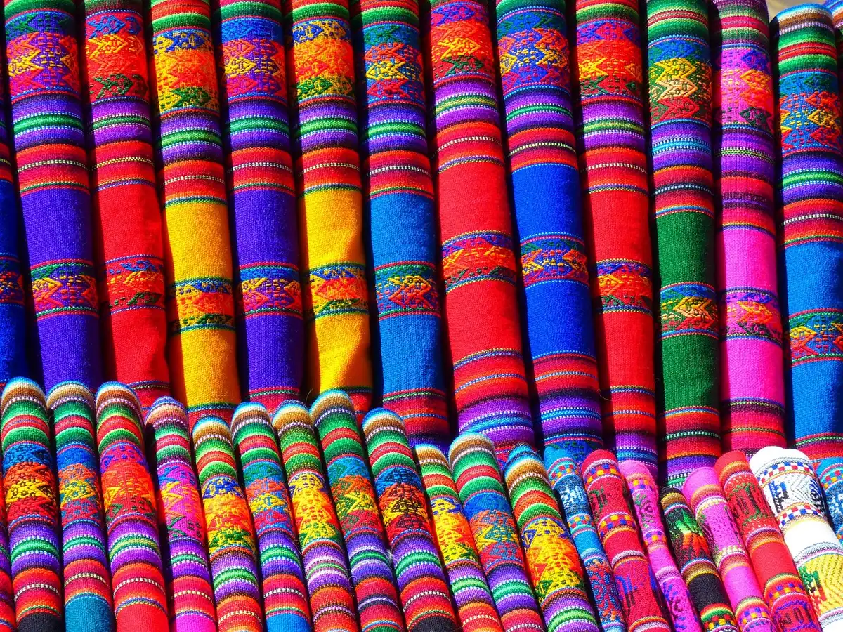 Close-up van jacquard en bouclé stoffen in rijke tinten