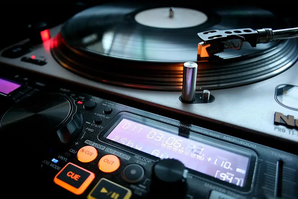 Close-up van groeven op een vinylplaat en een naald