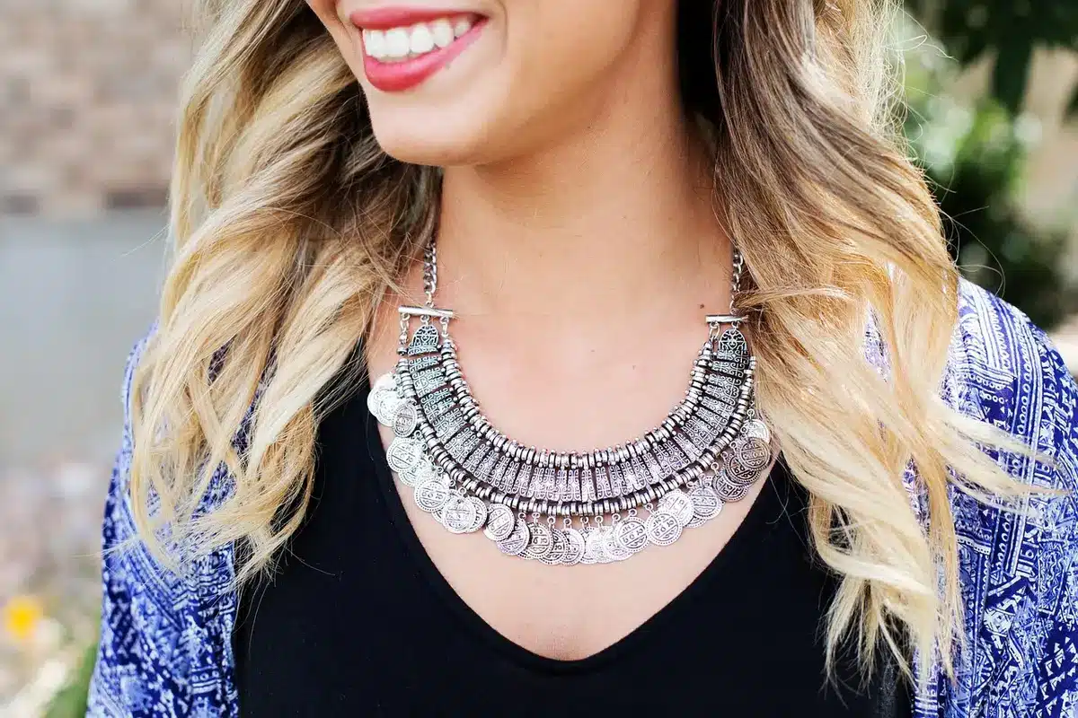 Detailaufnahme: Schürzenband, Schmuck und Pastellstoffe eines Dirndls
